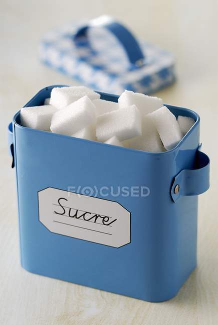 Vista close-up de lata aberta de pedaços de açúcar — Fotografia de Stock