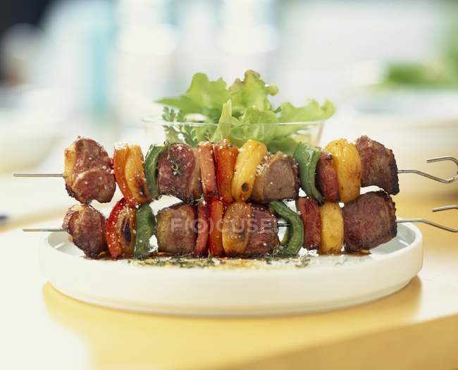 Duck kebabs with peppers — Stock Photo