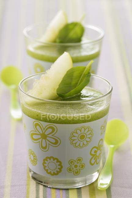 Gazpacho verde em óculos — Fotografia de Stock