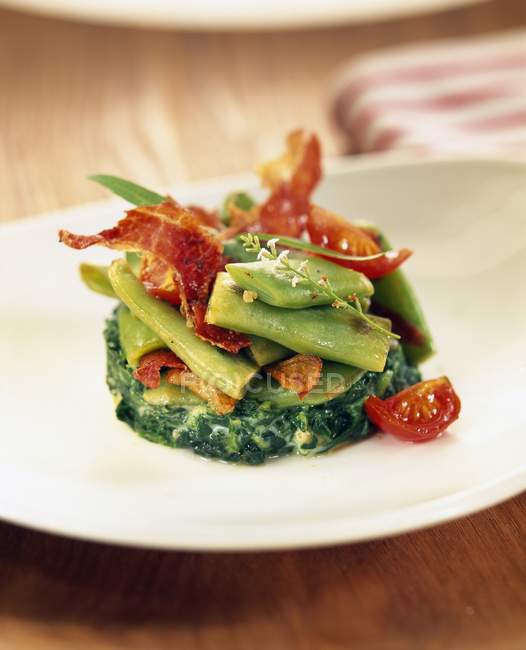 Spinat-Salat mit Fleisch — Stockfoto