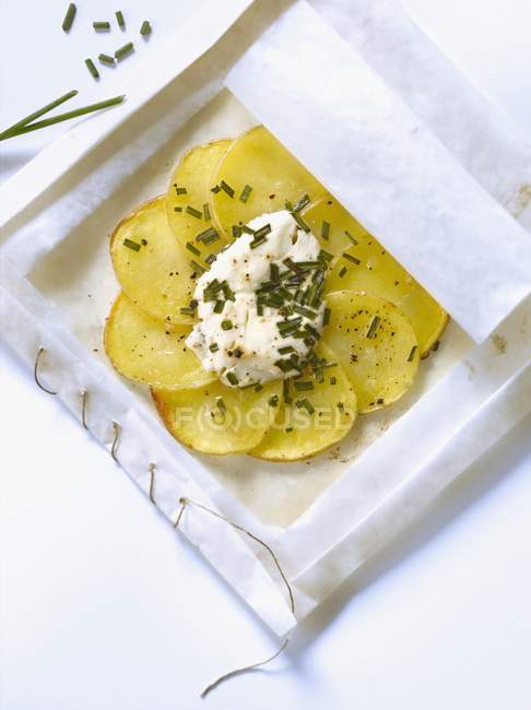 Potatoes with chives and cream — Stock Photo