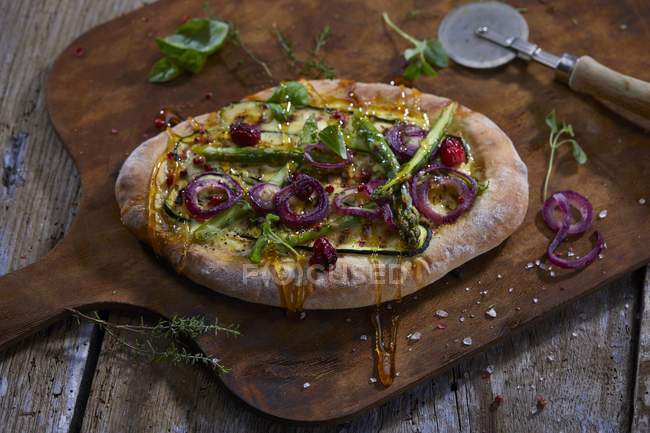 Pizza mit gegrillten Zucchini — Stockfoto