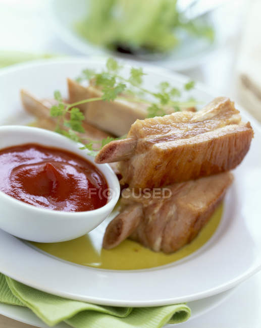 Costelas sobressalentes e ketchup — Fotografia de Stock