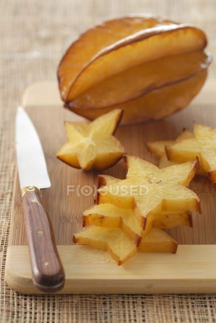 Primo piano vista della stella tagliata a fette con coltello su tavola di legno — Foto stock