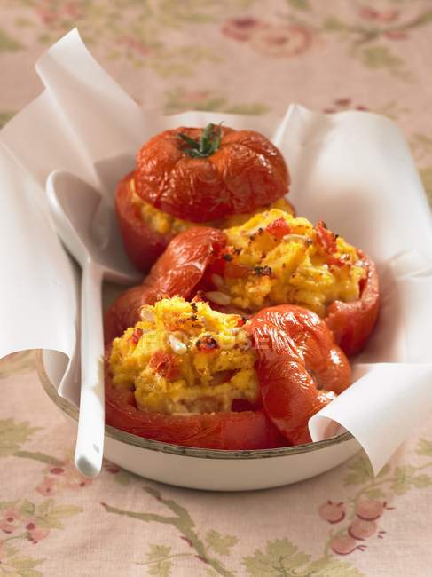 Tomates rellenos de polenta - foto de stock