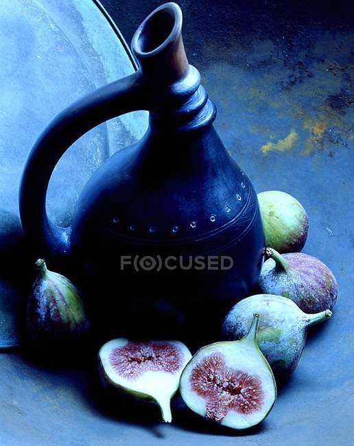 Traditional jug and fresh figs — Stock Photo