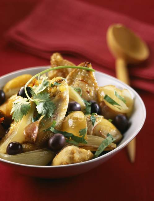Poulet rôti et tajine d'olive — Photo de stock