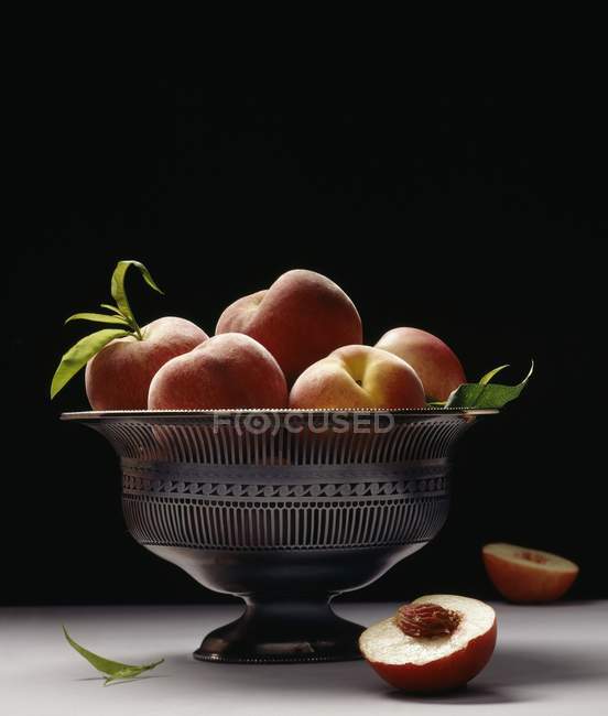 Silberschale mit frischen Pfirsichen — Stockfoto