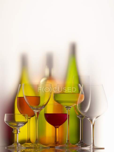 Вино в пляшках і келихах — стокове фото