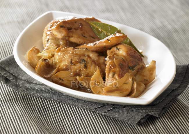 Caramelized chicken with garlic — Stock Photo