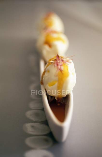 Vista de cerca de albóndigas de clara de huevo con salsa de caramelo - foto de stock