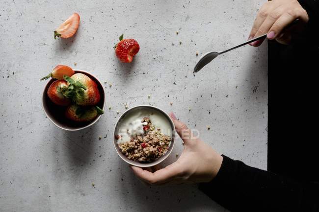 Homemade granola and strawberries — Stock Photo