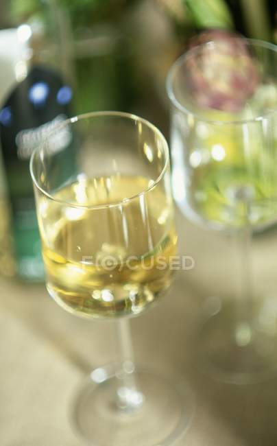 Gläser Weißwein — Stockfoto