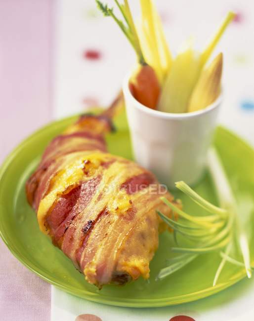 Jambe de lapin avec bacon — Photo de stock