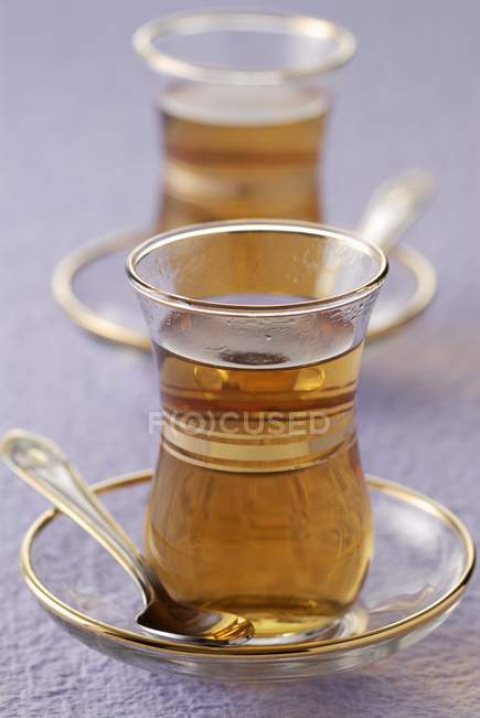 Vasos de té sobre platillos - foto de stock