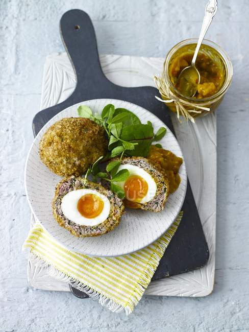 Шотландські яйця на тарілці — стокове фото