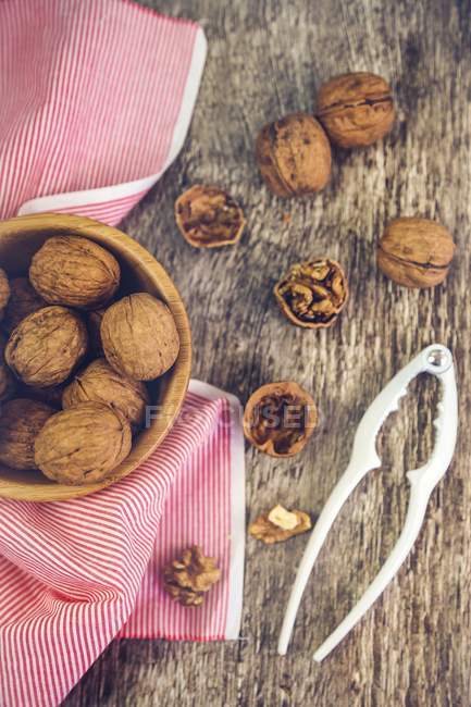 Walnuts shelled and unshelled — Stock Photo