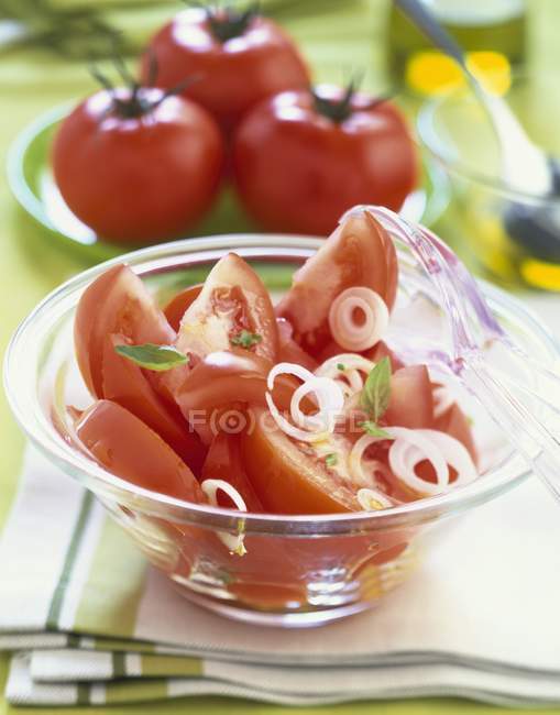 Salada de tomate em tigela — Fotografia de Stock