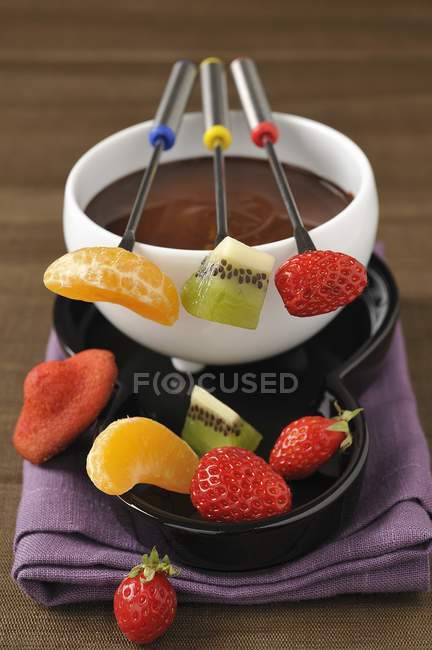 Крупный план шоколадного фондю с фруктами и ягодами — стоковое фото