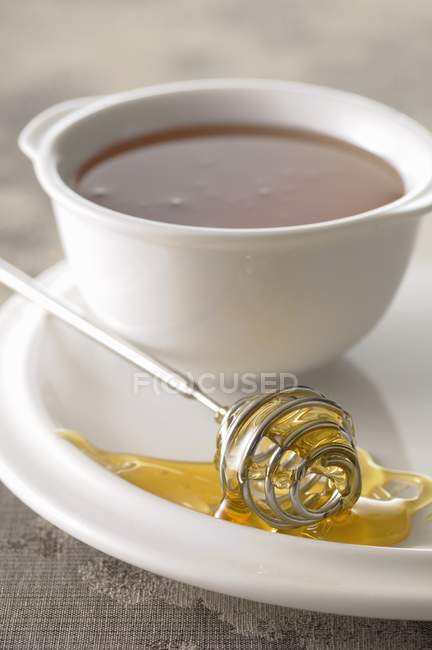 Cuchara de miel metálica - foto de stock