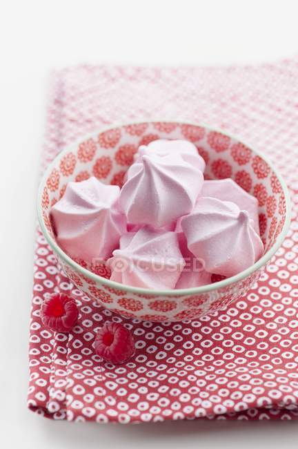 Small raspberry meringues — Stock Photo