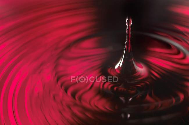 Ein Tropfen Rotwein — Stockfoto