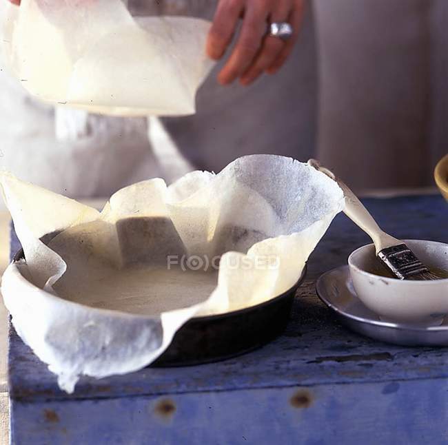 Kuchenform mit Ziegelteig ausgelegt — Stockfoto