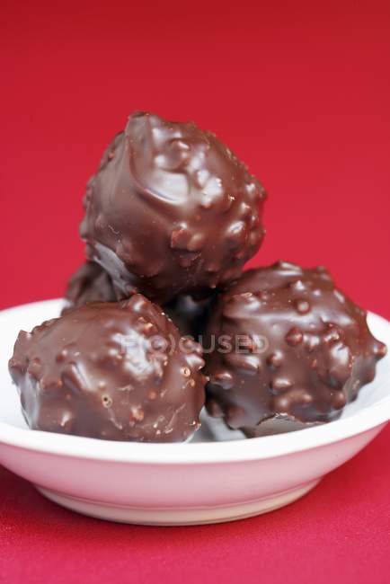 Rochers de chocolate na tigela — Fotografia de Stock