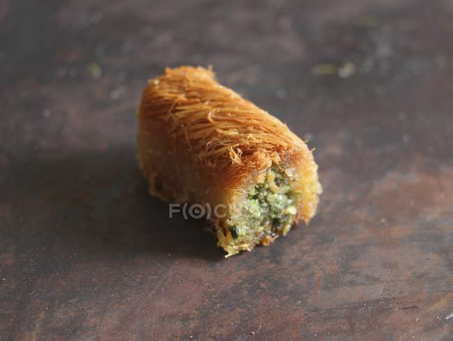 Pieza de baklava pistacho - foto de stock