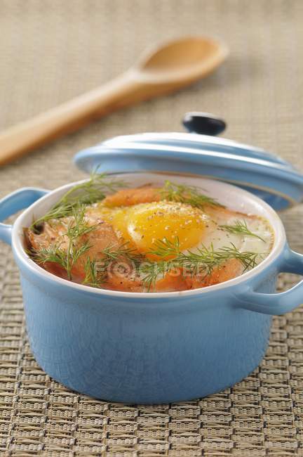 Яйцо с лососем — стоковое фото