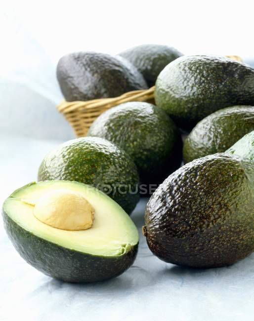 Свежие авокадо с половиной — стоковое фото