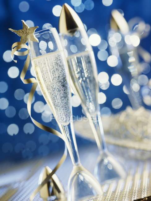 Champagne en verres avec décorations — Photo de stock