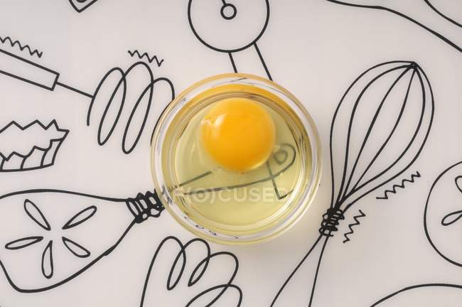 Розбите яйце в мисці — стокове фото