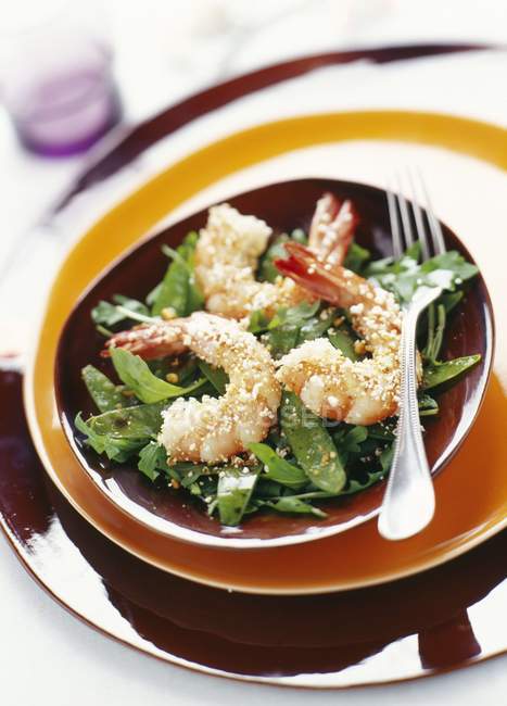 Pan-fried prawns with greens — Stock Photo