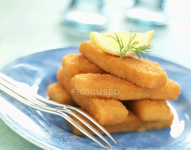 Dedos de pescado empanados - foto de stock
