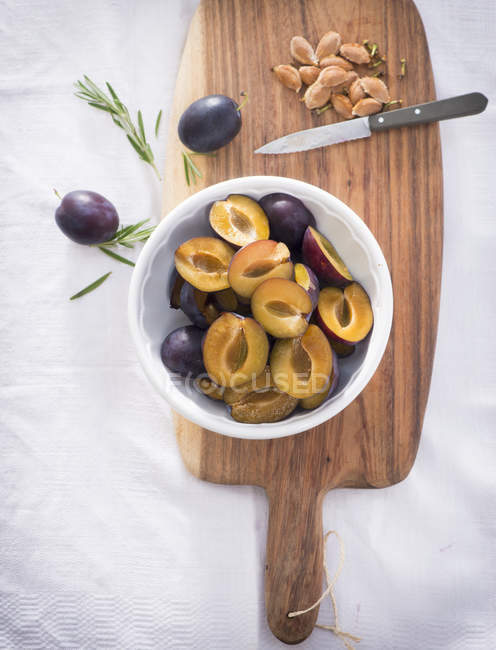 Pitted damsons in bowl — Stock Photo