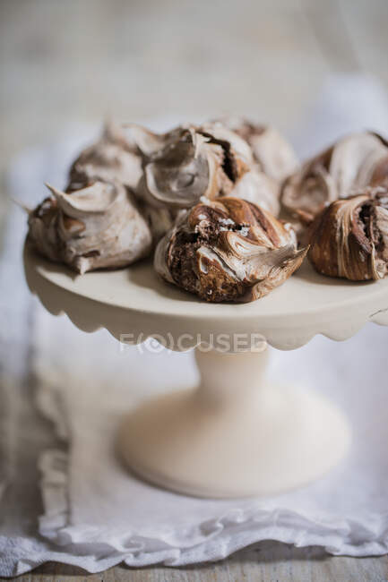 Marbled chocolate and white meringues on stand — Stock Photo