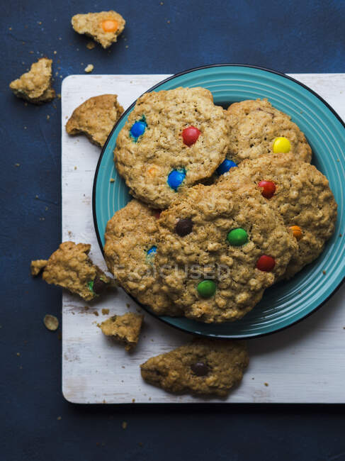 Вівсяне печиво з барвистими шоколадними цукерками — стокове фото