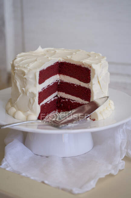 Bolo de veludo vermelho em uma banca de bolo, fatiado — Fotografia de Stock