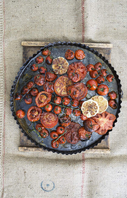 Dried figs and spices on a wooden background — Stock Photo