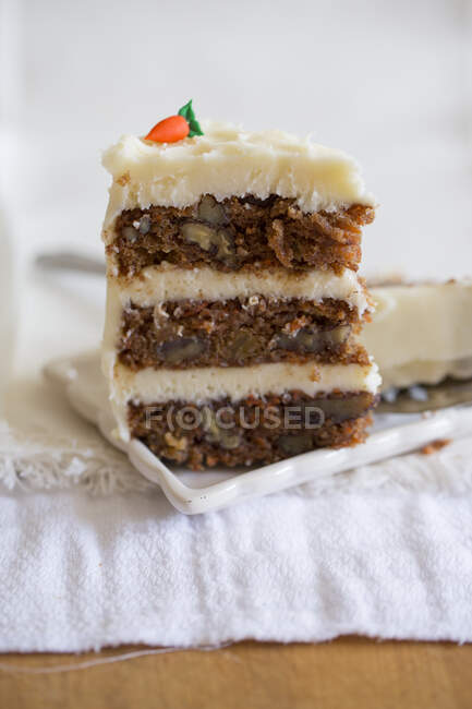 Carrot cake closeup on blurred background — Stock Photo