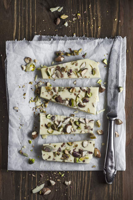 Weiße Schokolade mit Pistazien und Mandeln — Stockfoto