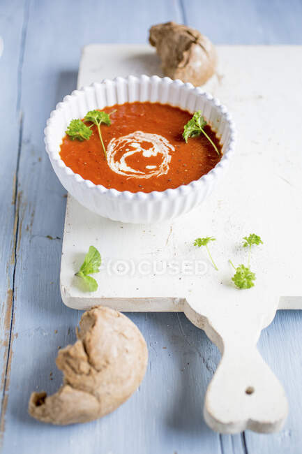 Tomato soup with parsley and rye bread — Stock Photo