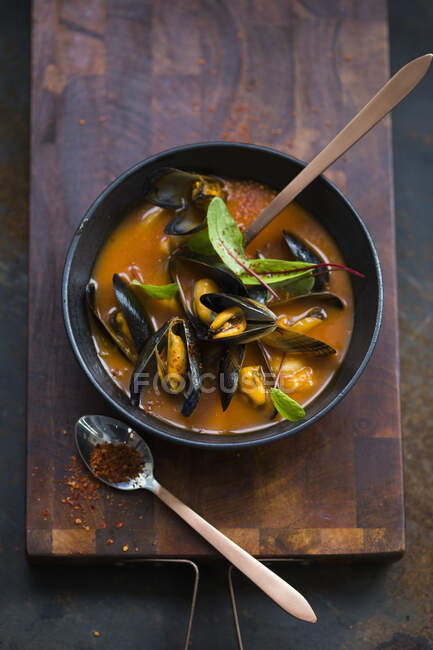 Soupe de moules avec des feuilles de dock redvein — Photo de stock