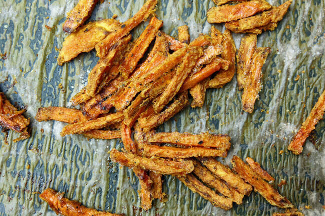 Roasted sweet potatoes strips with curry crust — Stock Photo