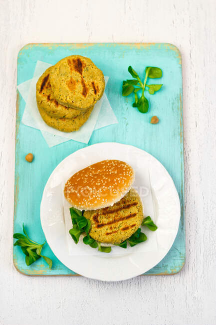 Hambúrgueres vegan de grão de bico e batatas — Fotografia de Stock