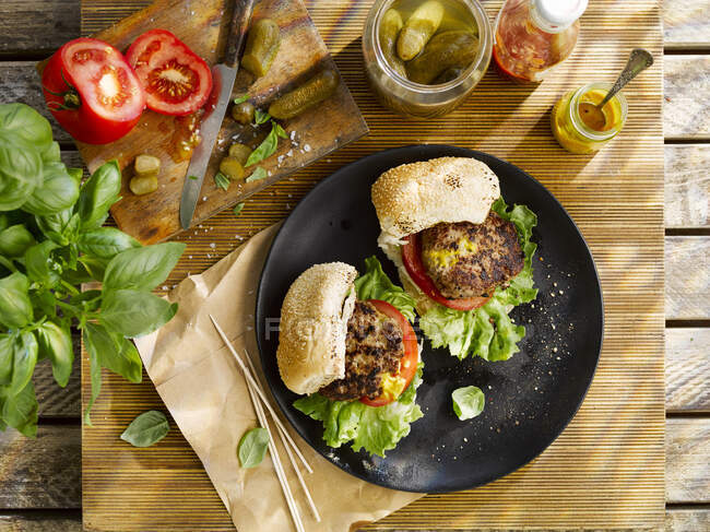 Hamburger mit Senf und Basilikum — Stockfoto