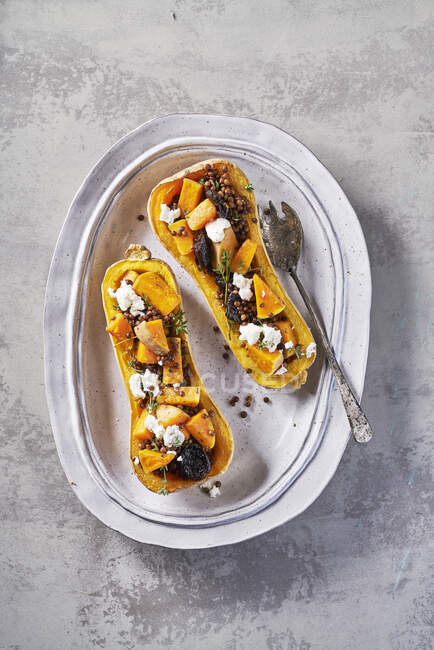 Butternut Squash with goat cheese, raisins, lentils and thyme — Stock Photo