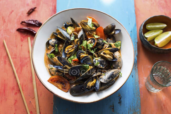 Thai curry with mussels and tomatoes — Stock Photo