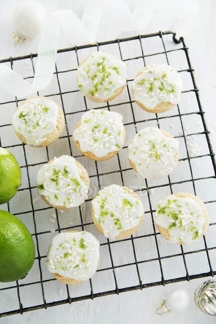Biscuits with lime zest and coconut flakes on cooling rack — Stock Photo